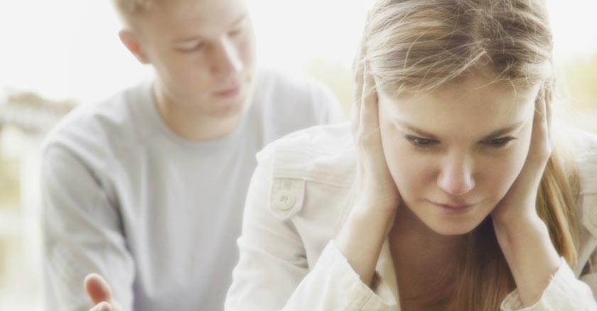 mujer tapandose los oidos no quiere escuchar a su esposo matrimonio crisis