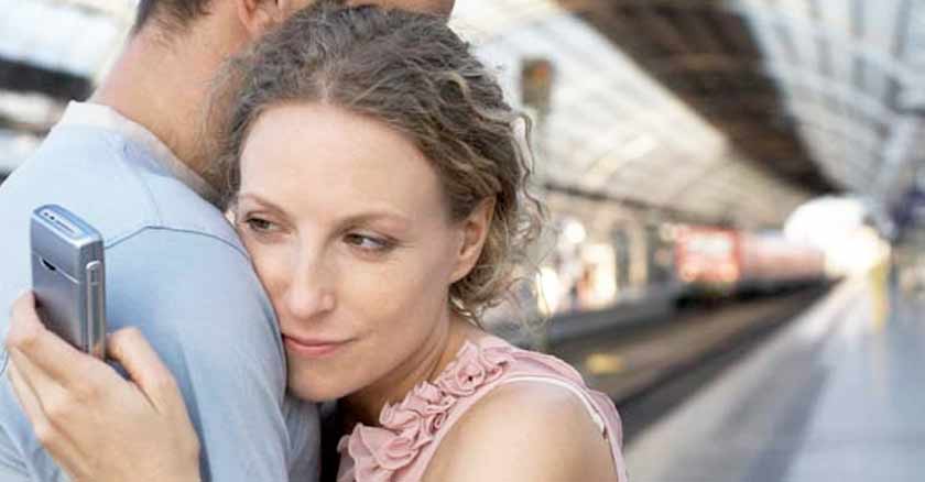 mujer viendo celular esposo senales aventura emocional