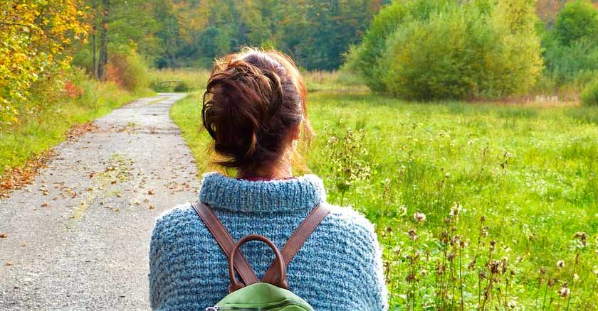 mujer viendo el camino del bosque carta mujeres solteras esperando