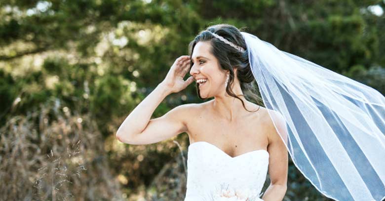 novia feliz mirada de lado matrimonio traje velo