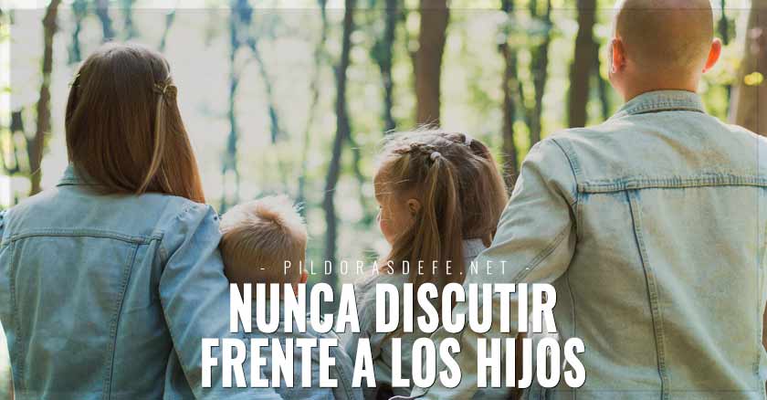 nunca discutir frente a los hijos familia papa mama hijos