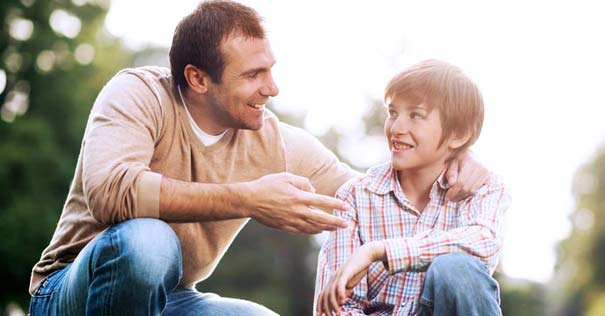 padre e hijo conversando sanamente con alegria parque