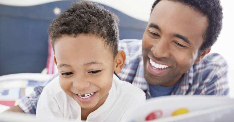 padre hijo leyendo sonriendo feliz juntos