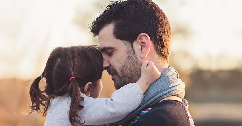 papa con su hija momento tierno ocaso de fondo 