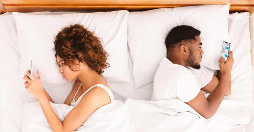 pareja celular cama separados maneras de poner en peligro tu matrimonio con facebook