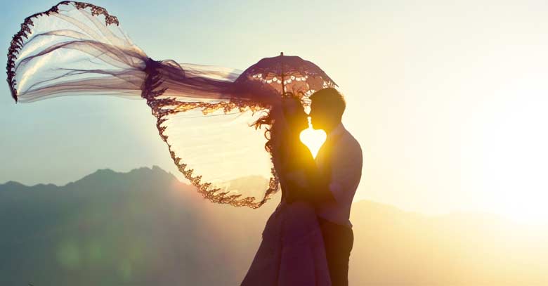 pareja de esposos matrimonios bajo la luz del sol