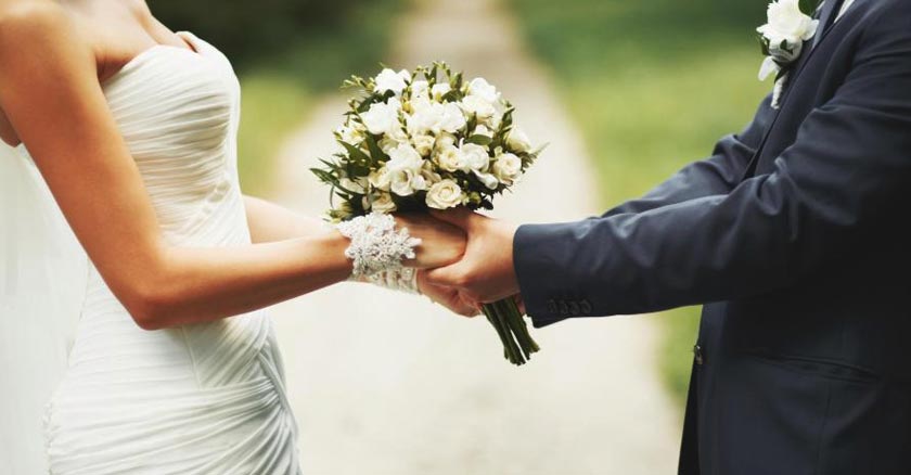 pareja de esposos recien casados tomando buquet de flores en sus manos dia 