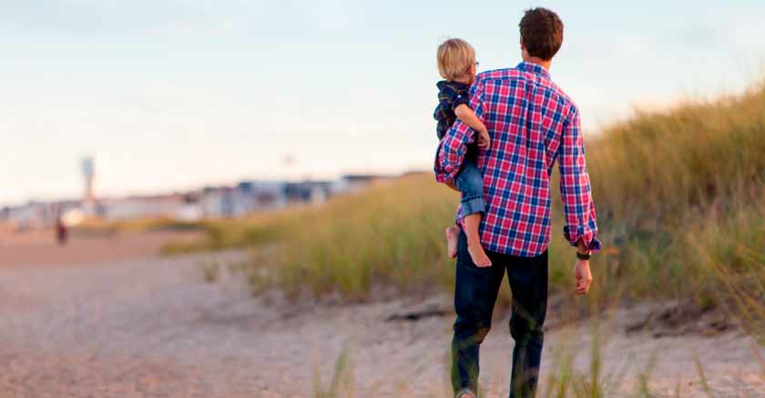 poder de la imitacion arma secreta para educar los hijos papa con su hijo en playa