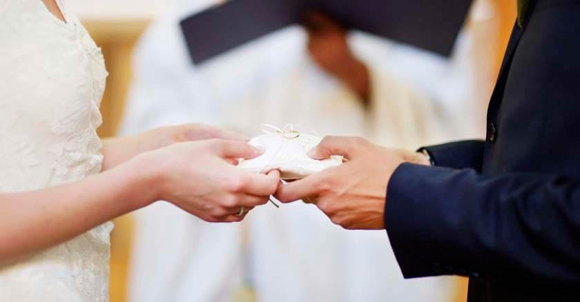 prometo serte fiel para siempre prometo serte fiel en la saluda enfermedad boda esposos entregando anillo