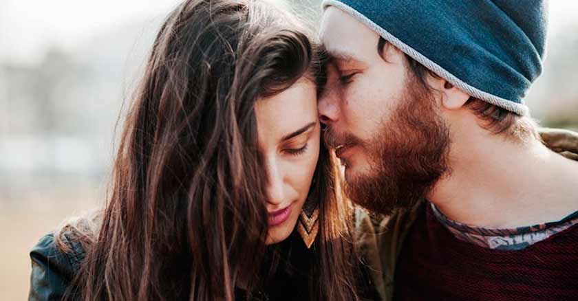 razones para dejar de comparar tu matrimonio con los demas esposos abrazados
