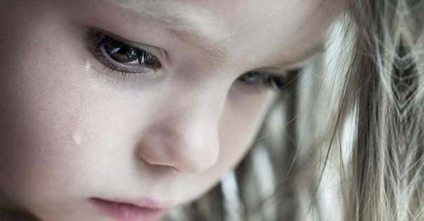 rostro de un nino llorando lagrima por su mejilla