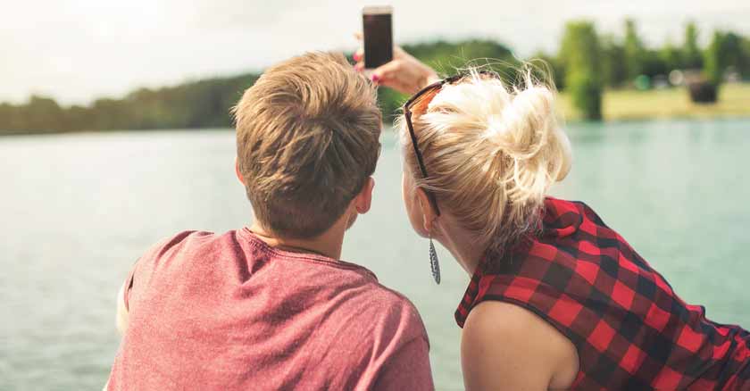 telefono celular revela sobre tu matrimonio esposos con celular