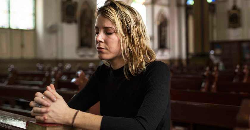como responder al llamado de dios mujer orando en iglesia