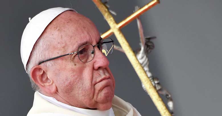 papa francisco baculo jesucristo rostro muy serio 