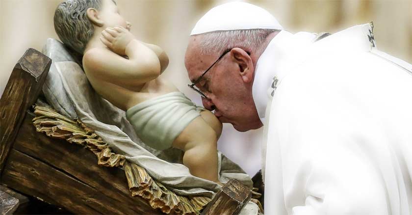 papa francisco besando una imagen del nino jesus en navidad nacimiento natividad