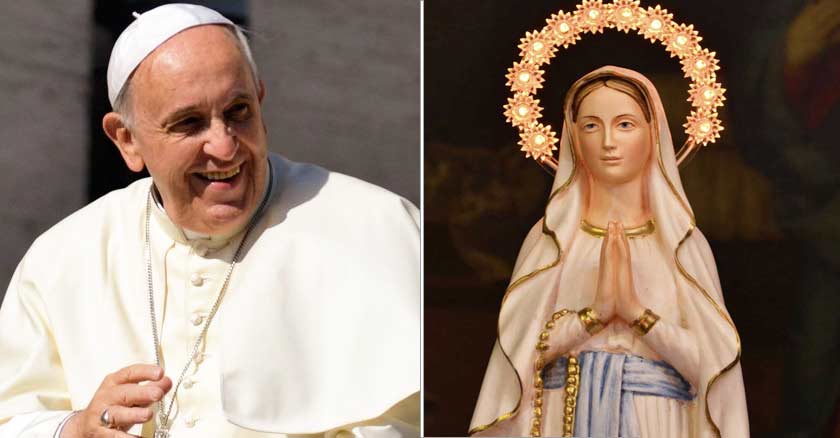 papa francisco con gran sonrisa estatua de la virgen maria