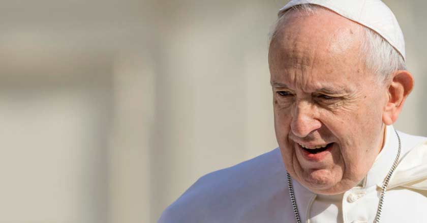 papa francisco con rostro cansado mirando hacia abajo saca la viga de tu ojo un ciego no guia otro ciego