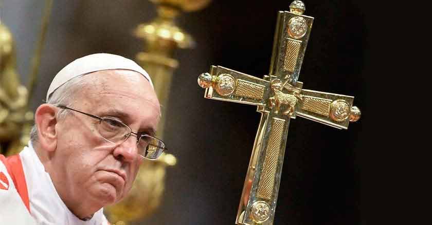 papa francisco con rostro serio sosteniendo baculo con la santa cruz de cristo dorada