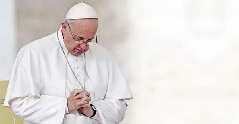 papa francisco en oracion manos juntas fondo claro centurion necesidad de oracion