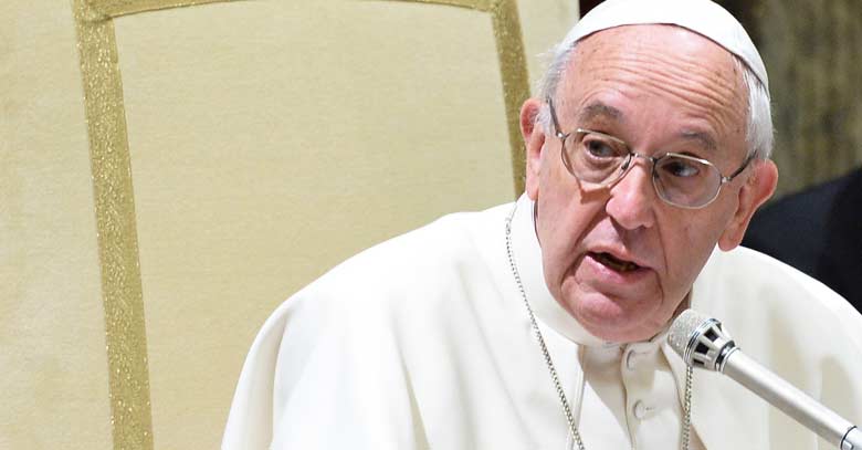 papa francisco hablando por microfono sentado silla papal 