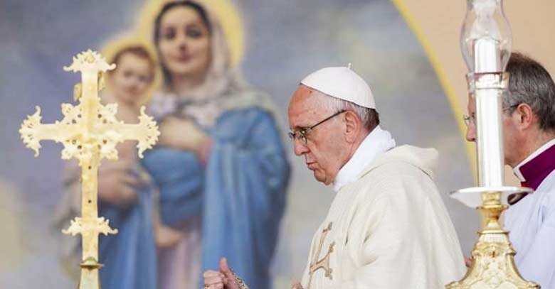 papa francisco incenciario en mano santa misa virgen maria cuadro fondo