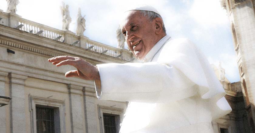 papa francisco levanta su mano para saludar fondo plaza de san pedro cielo azul nubes
