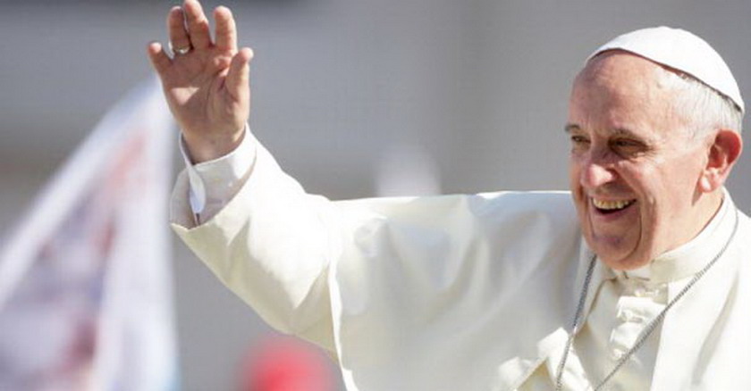 papa francisco levanta su mano saluda siempre listos esperando al senor