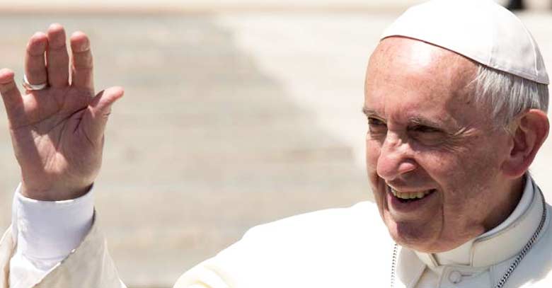 papa francisco levantando su mano saludando vaticano 