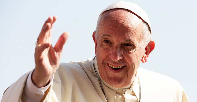 papa francisco levantando su mano saludo alegre 