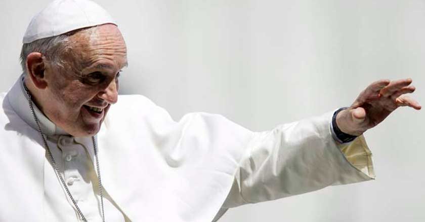 papa francisco levantando su mano sonriendo fuerza sanadora de Dios