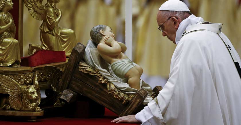 papa francisco meditando en frente de una imagen del ninoo jesus pesebre navidad