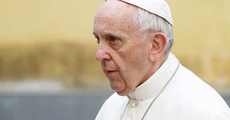papa francisco mirada lejana serio fondo amarillo claro