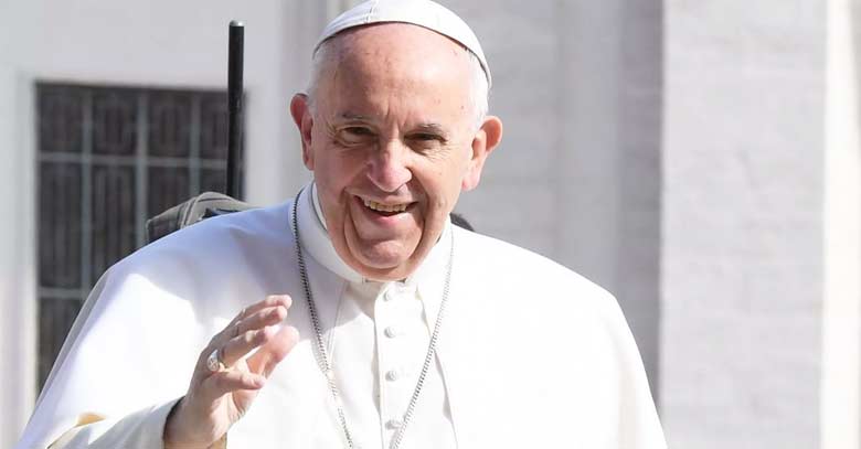 papa francisco mirando de frente saluda sonrie fondo pared