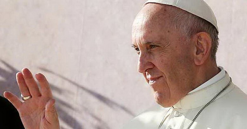 papa francisco mirando lejos saludando 