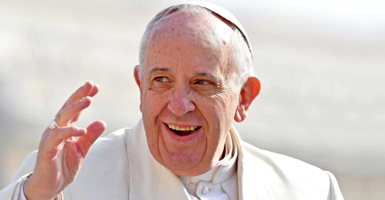 papa francisco rostro alegre levanta mano 