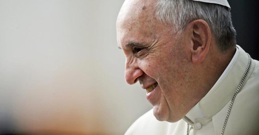 papa francisco rostro de perfil sonriendo fondo gris 
