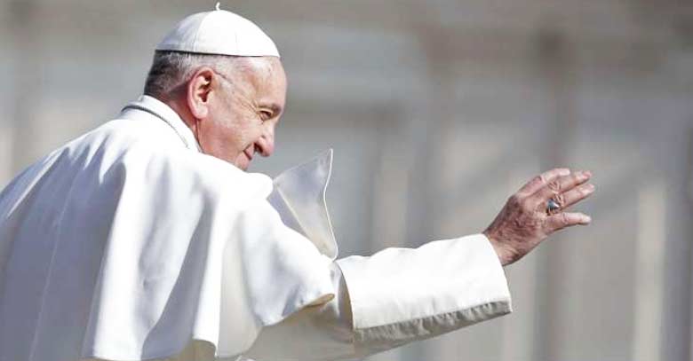 papa francisco saludando a los fieles 