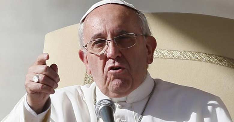 papa francisco senalando con el dedo fondo gris