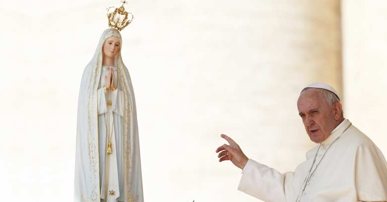 papa francisco senalando estatua de virgen de fatima