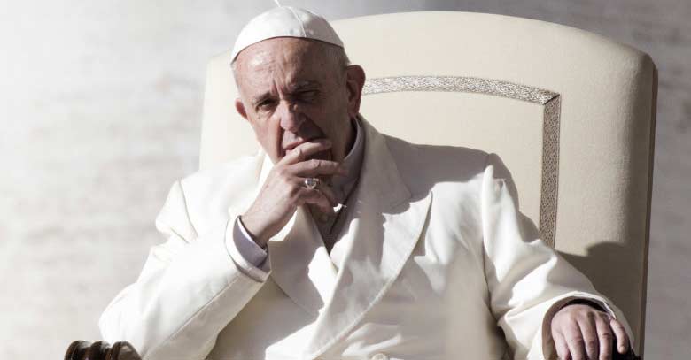 papa francisco sentado en silla papal pensando mano sosteniendo su mejilla