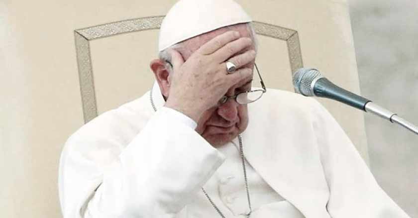 papa francisco sentado silla de pedro vaticano manos en la cabeza tibieza corazon egoismo