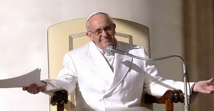 papa francisco sentado silla papal brazos abiertos riquezas encadenan el corazon