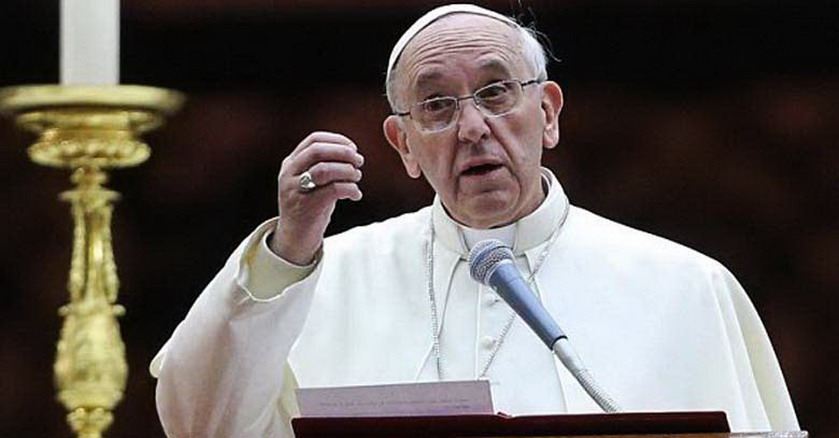 papa francisco serio levanta la mano