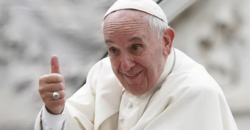 papa francisco signo mano ok feliz amor 