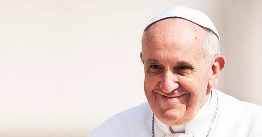 papa francisco sonrie fondo claro 