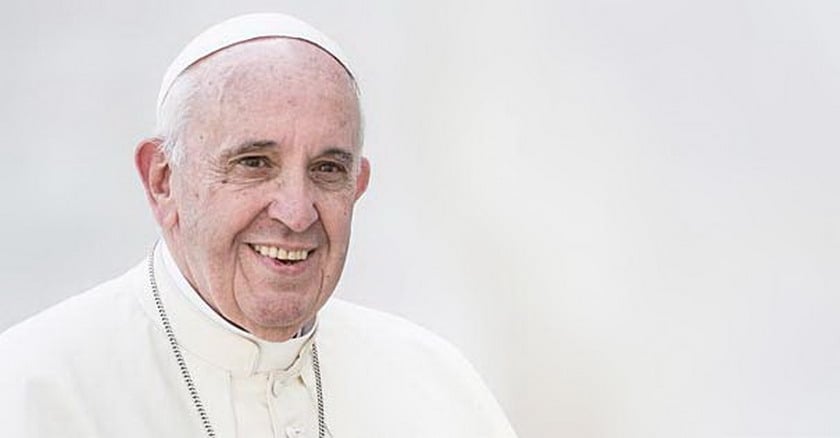 papa francisco sonrie fondo claro   
