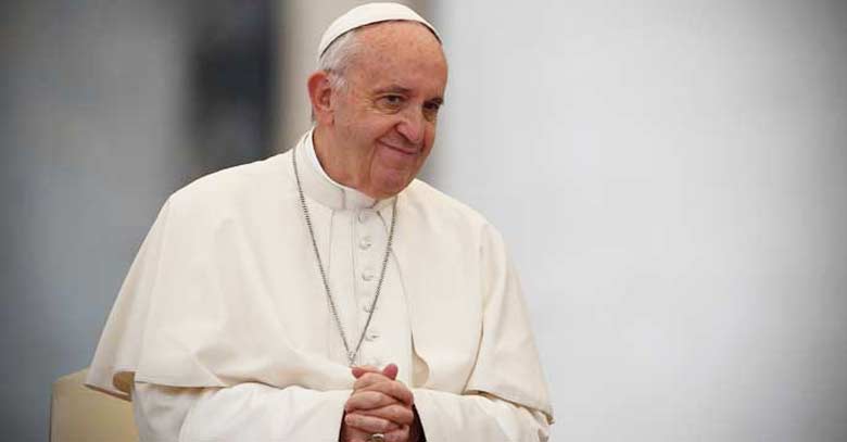 papa francisco sonrie manos juntas fondo gris plaza
