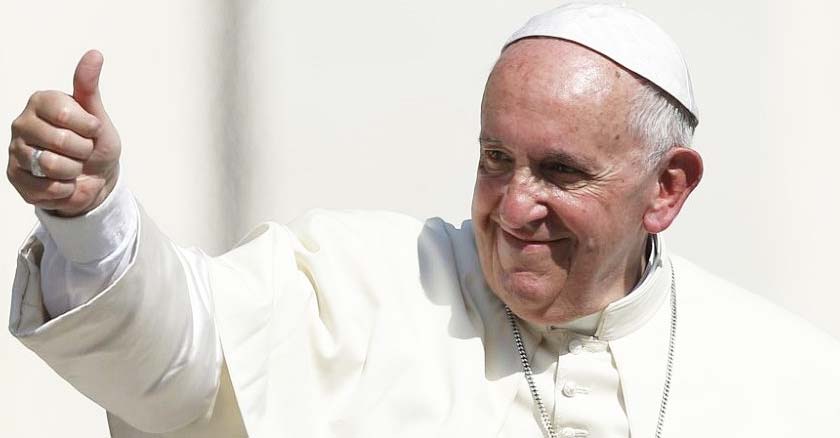 papa francisco sonrie y levanta su mano su dedo senal ok bien