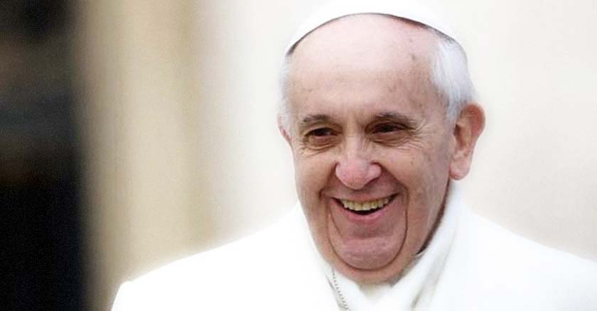 papa francisco sonriendo bastane resplandor difuso alegria