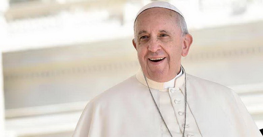 papa francisco sonriendo mirando alto